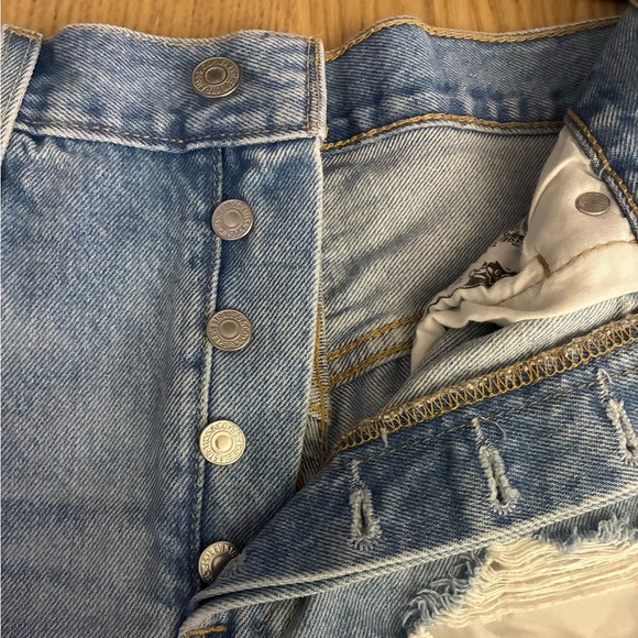 Levi's Women's 501 Original Light Blue Denim Shorts 28 - Picture 5 of 16